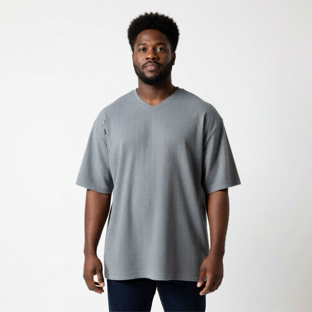 *30off3* UOMO Mens V-Neck Shirt. Excellent Condition. *30off3*